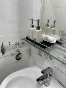 MOTEL CASON في تشاو دوك: حمام أبيض مع حوض ومرآة