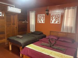 Ban Song (1)にあるบ้านสวนเปรมณัฐตราのベッド2台 オットマン付 +23枚の写真