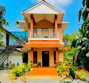 Casa con balcón y escalera en Sahyadri Homestay wayanad, en Kalpetta
