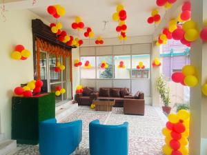 un soggiorno con palloncini appesi al soffitto di The Ginger Inn a Bhubaneshwar