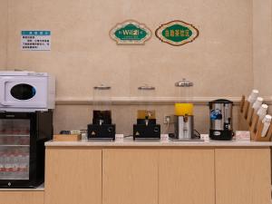 a counter in a coffee shop with two coffee machines at Vienna International Hotel Hengyang Huayao city in Hengyang