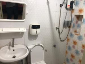 een badkamer met een toilet, een wastafel en een spiegel bij AB HOSTEL in Makkasan