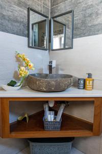 een badkamer met een wastafel met twee spiegels op een aanrecht bij Laolabatwo in La Gaulette