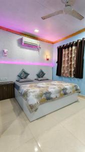 1 dormitorio con 1 cama con techo rosa en Ashirwad Cottage en Mātherān