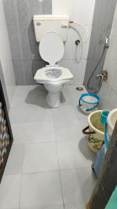 La salle de bains est pourvue d'une douche et de toilettes. dans l'établissement Ashirwad Cottage, à Matheran