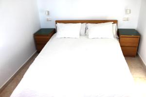 sypialnia z dużym łóżkiem i dwoma szafkami nocnymi w obiekcie Relax en primera linea A w mieście El Campello