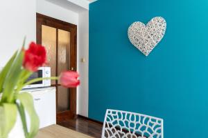um quarto azul com um coração na parede em Penzion Bludička em Litomyšl