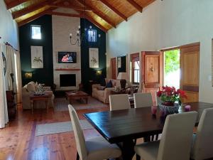 - un salon avec une table en bois et une salle à manger dans l'établissement d'Vine Maison, à Franschhoek