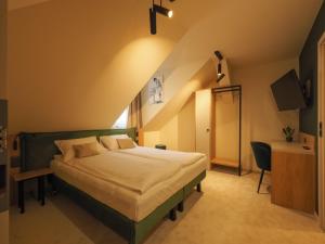 - une chambre mansardée avec un grand lit dans l'établissement Craft Inn - Boutique Hotel, à Sibiu