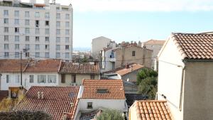 vistas a una ciudad con edificios y tejados en Bel appartement T3 à louer, en Marsella