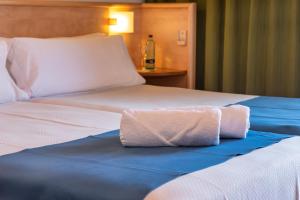 para łóżek w pokoju hotelowym w obiekcie Hotel Xaine Park w Lloret de Mar