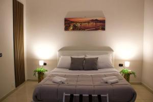 een slaapkamer met een bed met twee handdoeken erop bij VesuvioSerenityRoom in Ercolano