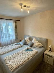 two twin beds in a bedroom with a window at Ferienwohnung Amsel in Rheinsberg