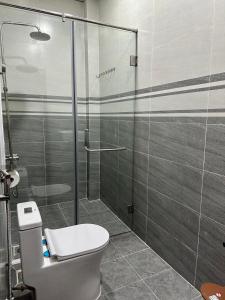 een badkamer met toilet en glazen douche bij Thien Phuc Hotel in Ba Tri