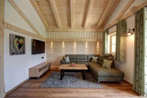 ein Wohnzimmer mit einem Sofa und einem Tisch in der Unterkunft Holznerhof - Chiemgau Karte in Inzell