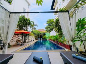 ein Schwimmbad in der Mitte eines Gebäudes in der Unterkunft Siem Reap Urban Boutique Hotel in Siem Reap