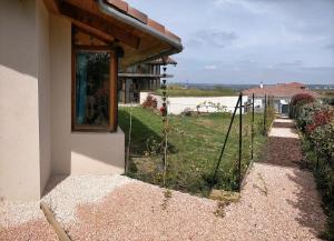 un edificio con finestra e giardino di Studio ambiance verdoyante et vue sur la vallée ad Auzeville-Tolosane