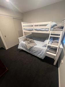 Southern Comfort في Kurow: غرفة نوم بسريرين بطابقين في غرفة