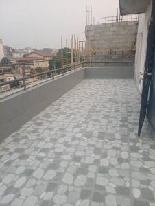 a room with a tile floor on top of a building at Makeena Berry Cosy Mboa - OLYMPE in Douala
