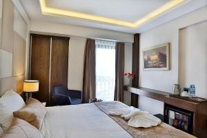 Habitación de hotel con cama y ventana en Grand Sagcanlar Hotel, en Estambul