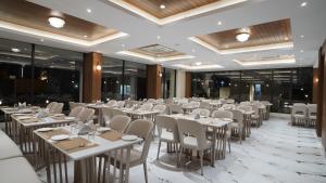 Posezení v ubytování Antique Regency !! luxurious hotel in digha !!