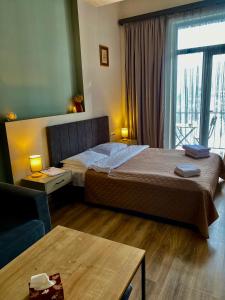 een hotelkamer met een bed en een raam bij Apartment #102 in aparthotel in Tsachkadzor