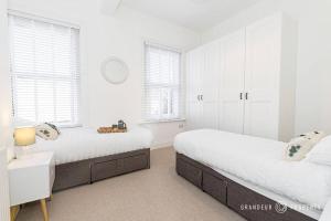 En eller flere senge i et værelse på 2-Bedroom in Central Poole: Beach, Balcony, Parking - Longfleet Landings