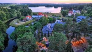 an aerial view of a resort with a lake at 4 Pory Roku Restauracja i Nocleg in Bąkowo