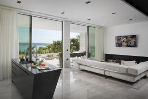 Posedenie v ubytovaní 5-Star Villa Calma I with Heated Pool, Jacuzzi, Sea and Palm Tree Garden