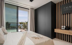Postelja oz. postelje v sobi nastanitve 5-Star Villa Calma I with Heated Pool, Jacuzzi, Sea and Palm Tree Garden