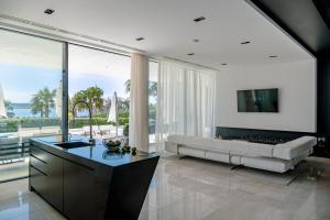 Posedenie v ubytovaní 5-Star Villa Calma I with Heated Pool, Jacuzzi, Sea and Palm Tree Garden