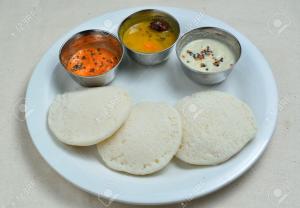 um prato de comida com chapatis e duas taças de sopa em Anna Residency The Quintessential Boutique Hotel em Pondicherry