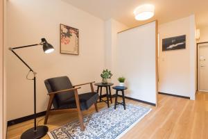 sala de estar con escritorio, silla y lámpara en TORA HOTEL Tokyo Ueno 寅ホテル 上野 C, en Tokio
