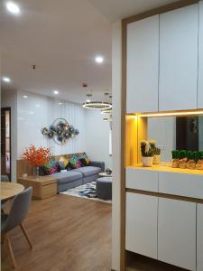 ein Wohnzimmer mit einem Sofa und einem Tisch in der Unterkunft Bach Dang Apartment Hai Duong in Hải Dương