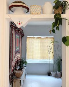 um quarto com uma janela com plantas numa prateleira em busan UA Stay House 우아 스테이 em Busan