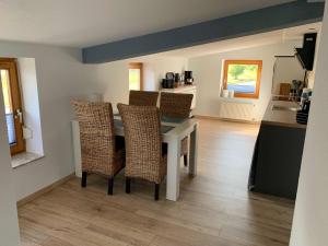 a kitchen and dining room with a table and chairs at Ferienwohnung In den Wiesen in Albertshausen