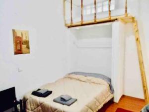 1 dormitorio con litera y 2 toallas en Travelers in Athens, en Atenas
