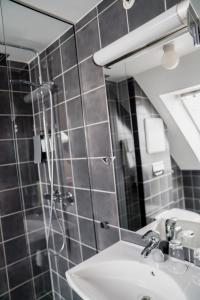 y baño con lavabo y espejo. en Klosterhagen Hotel, en Bergen