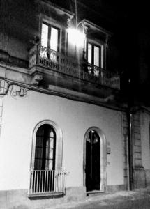 ルッファーノにあるAntica Via delle Aieのバルコニー付きの建物の白黒写真