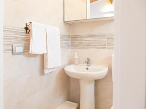 bagno bianco con lavandino e servizi igienici di Arco delle Rose Rooms ad Agropoli