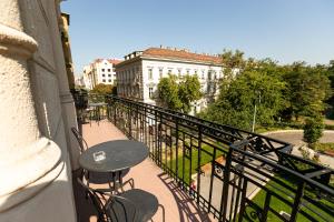 En balkon eller terrasse på Bakats Ter Apartment with Balcony Overlooking Church Square