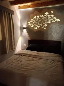 Un pat sau paturi într-o cameră la Cozy Studio in Asala of Dahab1