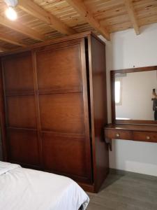 sypialnia z drewnianą szafą i lustrem w obiekcie Cozy Studio in Asala of Dahab1 w mieście Dahab