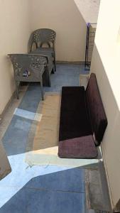 達哈布的住宿－Cozy Studio in Asala of Dahab1，客厅配有两把椅子和一张桌子