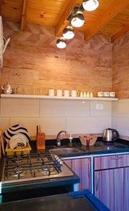 uma cozinha com um fogão e uma bancada em Cozy Studio in Asala of Dahab1 em Dahab