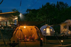 kilka namiotów i krzeseł na dziedzińcu w nocy w obiekcie Kuruma Asobi Adventure Field Appi - Camp - Vacation STAY 42097v w mieście Hachimantai