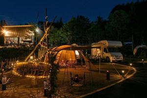 una tenda e un camion in un parcheggio di notte di Kuruma Asobi Adventure Field Appi - Camp - Vacation STAY 42097v a Hachimantai