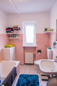 ein Badezimmer mit einer Badewanne, einem WC und einem Waschbecken in der Unterkunft Ferienhaus Falkenstein in Frauenau