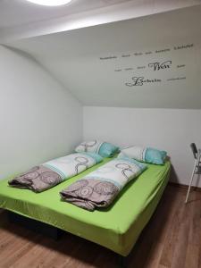 Ein Bett oder Betten in einem Zimmer der Unterkunft Ferienhaus Falkenstein