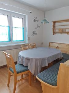 ein Esszimmer mit einem Tisch und Stühlen in der Unterkunft Ferienhaus Falkenstein in Frauenau